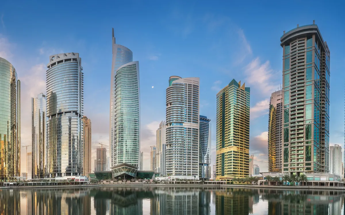 أبراج بحيرات جميرا السكنية والمكتبية تنعكس على صفحة البحيرة، دبي